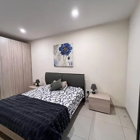 Spacious Private With A Shared Bathroom -shared Flat * San Ġiljan
