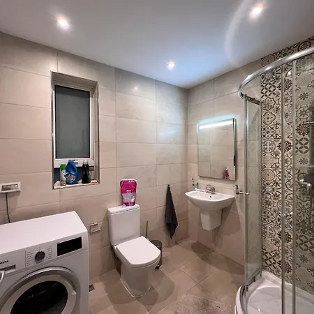 Spacious Private With A Shared Bathroom -shared Flat San Ġiljan