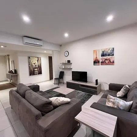 Spacious Private With A Shared Bathroom -shared Flat