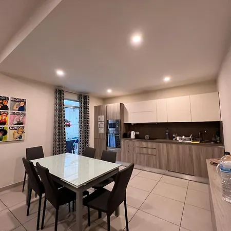 Spacious Private With A Shared Bathroom -shared Flat Homestay