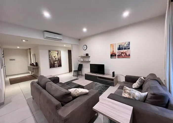 Spacious Private With A Shared Bathroom -shared Flat