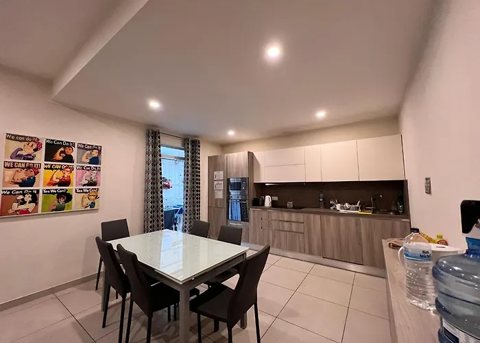 Spacious Private With A Shared Bathroom -shared Flat ホームステイ